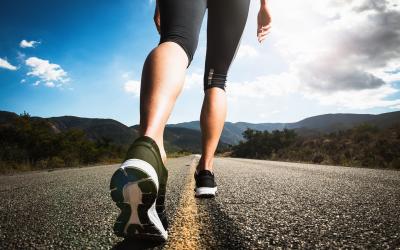 Artrosi di ginocchio, camminare un’ora al giorno aiuta molti ma non tutti